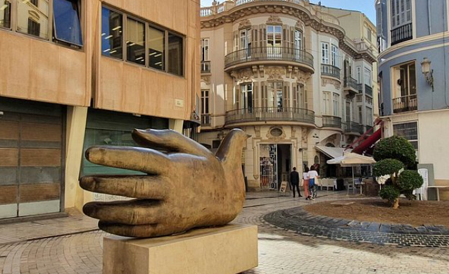 Escultura Ave Quiromntica from a distance